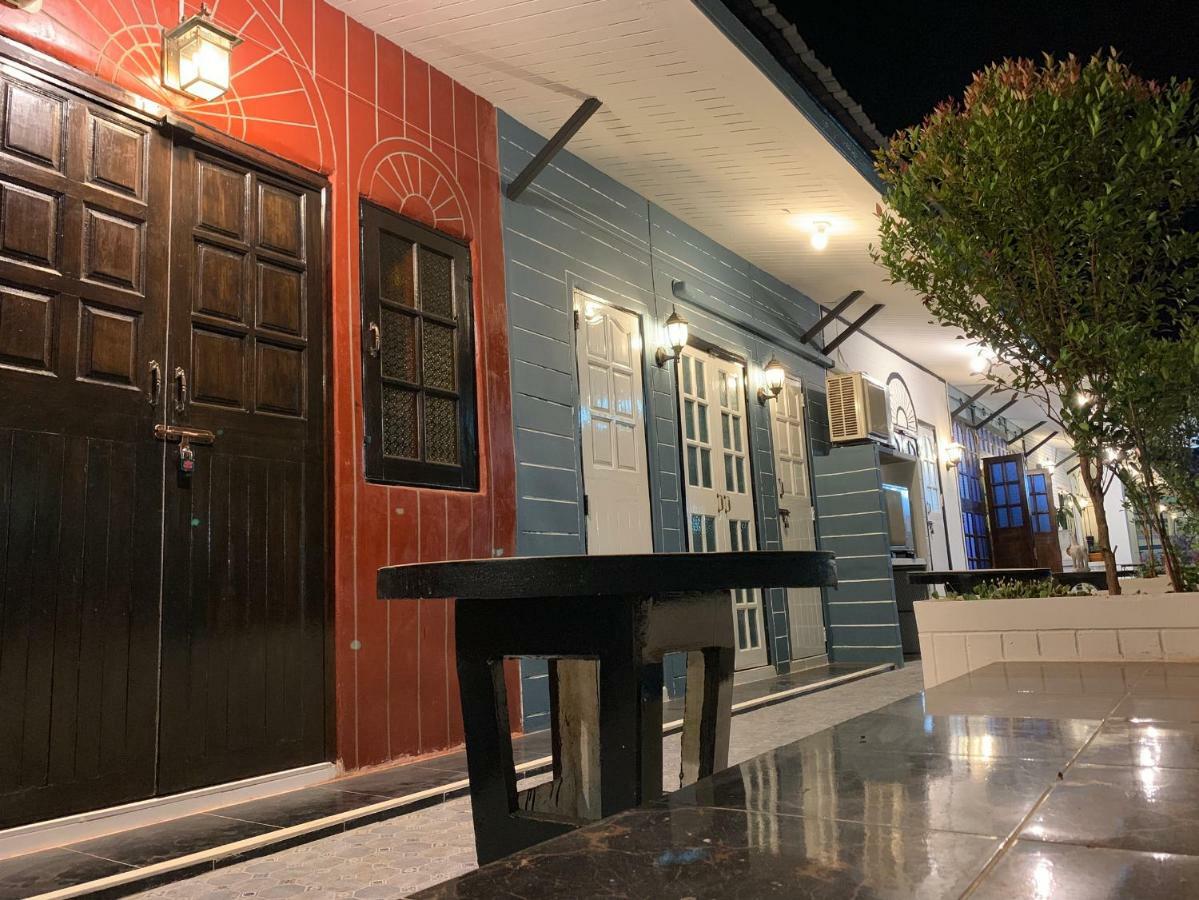 Hotel At Night Chumphon Exterior foto